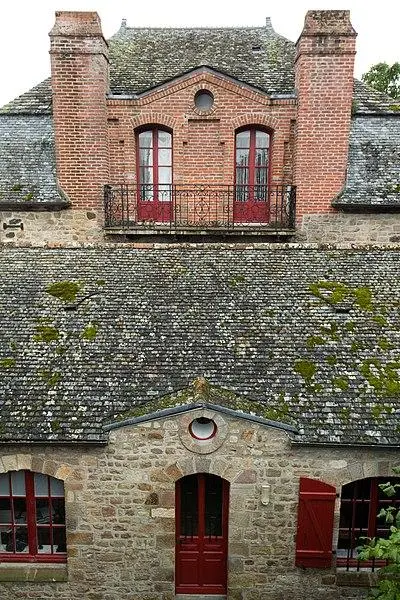 Foto von Innenhof und Gebäude abhängig vom Presbyterium - EdouardHue - © Creative Commons (https://creativecommons.org/licenses/by-sa/4.0/deed.fr)