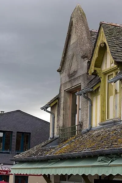 Foto von Haus, das von Wällen unterstützt wird - Edouard Hue (EdouardHue) - © Creative Commons (https://creativecommons.org/licenses/by-sa/4.0/deed.fr)
