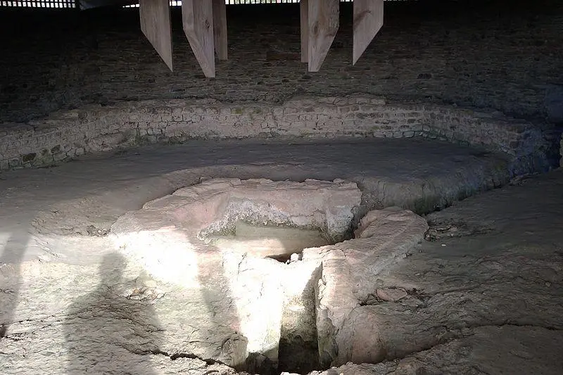 Foto de Baptistery permanece - Xfigpower - © Creative Commons (https://creativecommons.org/licenses/by-sa/4.0/deed.fr)