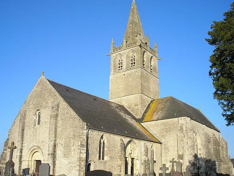 Foto de Iglesia y el cementerio que lo rodea - Ikmo-ned - © Creative Commons (https://creativecommons.org/licenses/by-sa/4.0/deed.fr)
