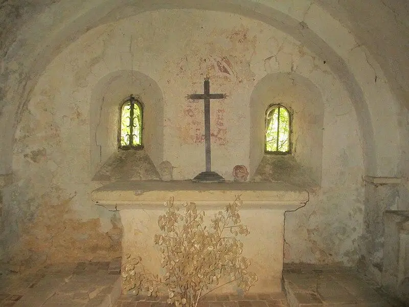 Foto von Chapel Notre-Dame-du-Vieux-Château, Saint-Santin Chapel genannt - Pucesurvitaminee - © Creative Commons (https://creativecommons.org/licenses/by-sa/4.0/deed.fr)