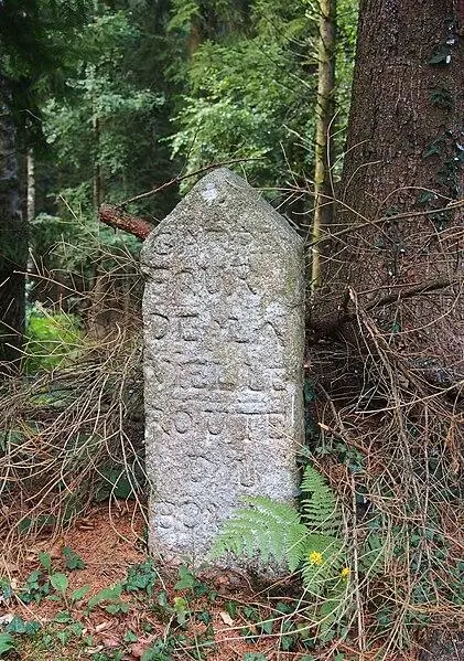 Foto von 80 terminals of the Ecouves forest (also in communes of La Chapelle-Près-Sées, La Ferrière-Béchet, Fontenai-les-Louvets, La Lande-de-Goult, Radon, Rouperroux, Saint-Didier-sous-Ecouves, Saint-Gervais-du-Perron, Saint-Nicolas-des-Bois, Tanville and twenty-hanaps) - Ikmo-ned - © Creative Commons (https://creativecommons.org/licenses/by-sa/4.0/deed.fr)