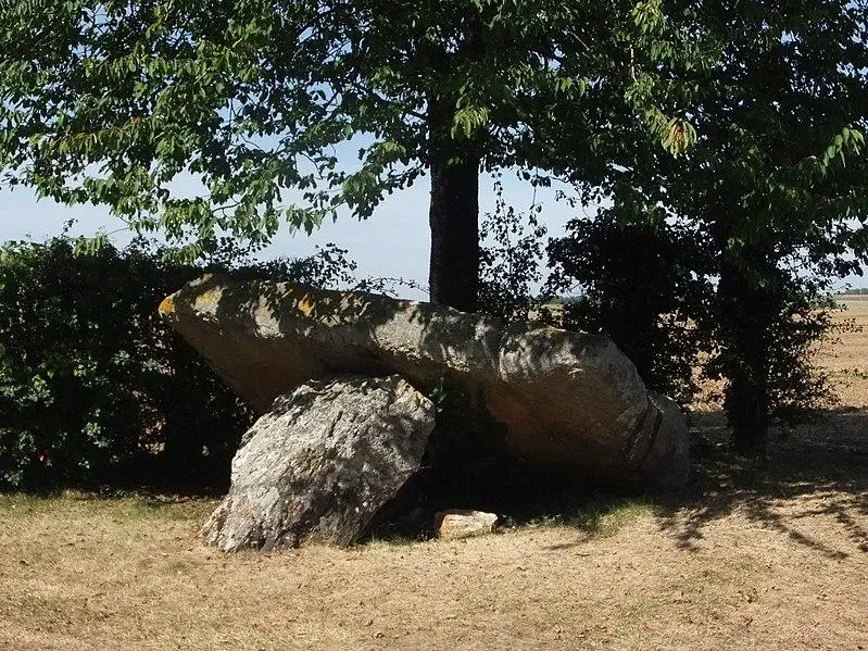 Foto de Dolmen dice Pierre-Lévée - Milka-berger - © Creative Commons (https://creativecommons.org/licenses/by-sa/4.0/deed.fr)