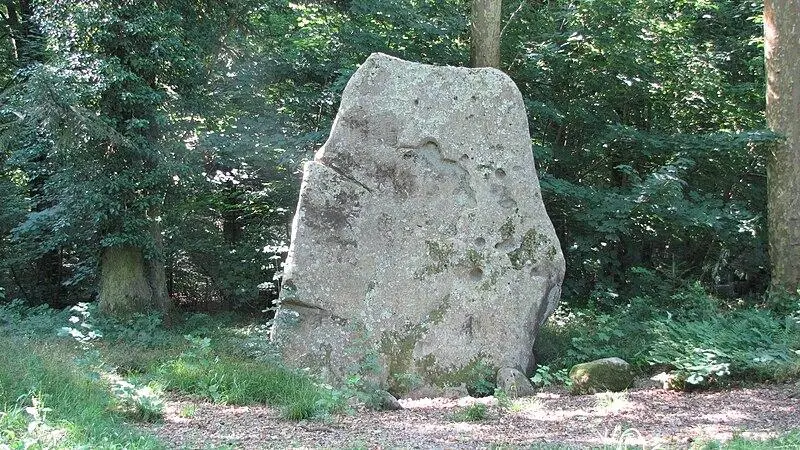 Foto von Menhir sagt der erhöhte Stein - Fotonovela - © Creative Commons (https://creativecommons.org/licenses/by-sa/4.0/deed.fr)