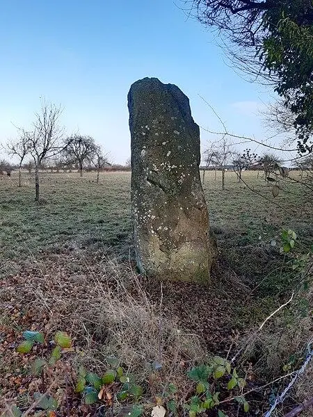 Foto von Menhir sagt Stein in Bordeu - Vranaval - © Creative Commons (https://creativecommons.org/licenses/by-sa/4.0/deed.fr)