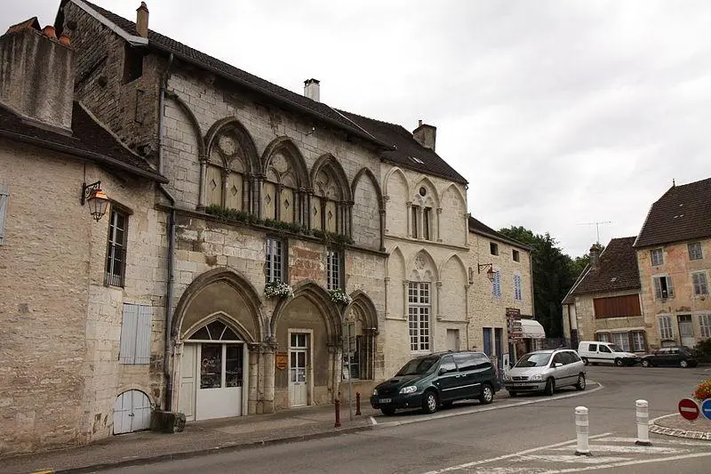 Foto von Haus des 13. Jahrhunderts auf dem öffentlichen Platz - Thesupermat - © Creative Commons (https://creativecommons.org/licenses/by-sa/4.0/deed.fr)