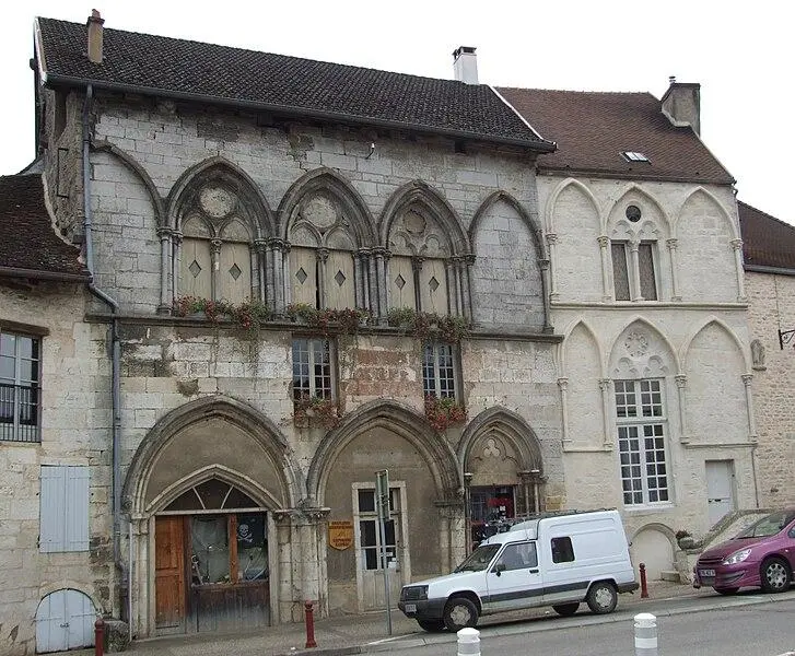 Foto von Haus des 13. Jahrhunderts auf dem öffentlichen Platz - Christophe.Finot - © Creative Commons (https://creativecommons.org/licenses/by-sa/4.0/deed.fr)