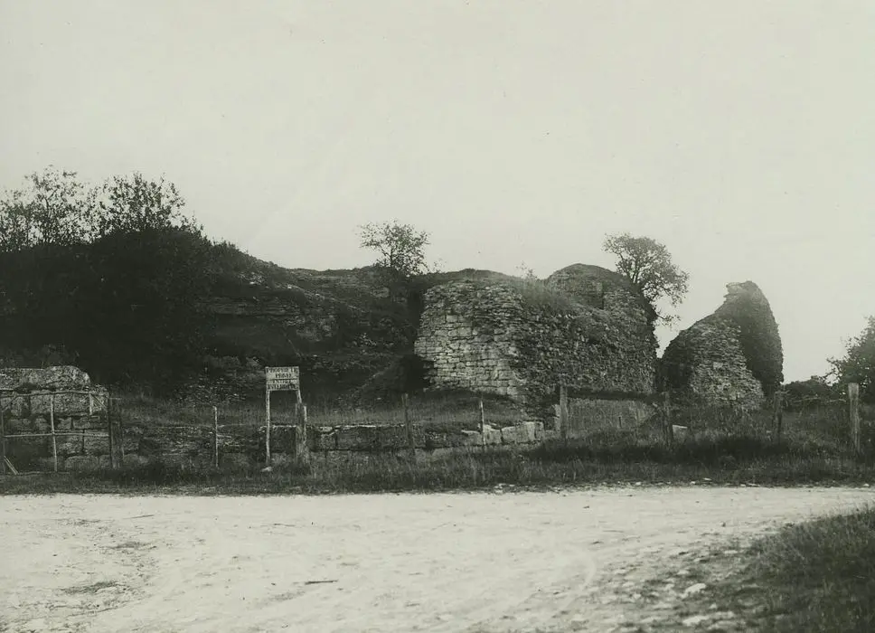 Foto de Castillo (ruinas) - POP Plateforme Ouverte du Patrimoine / Base Mérimée - © Ministère de la Culture (France), Médiathèque du patrimoine et de la photographie, tous droits réservés