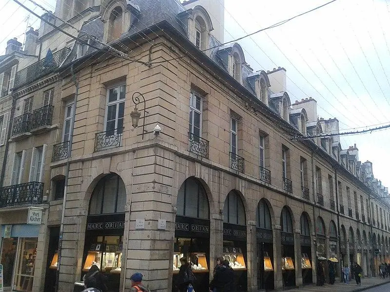 Foto de Edificio - Patrice78500 - © Creative Commons (https://creativecommons.org/licenses/by-sa/4.0/deed.fr)