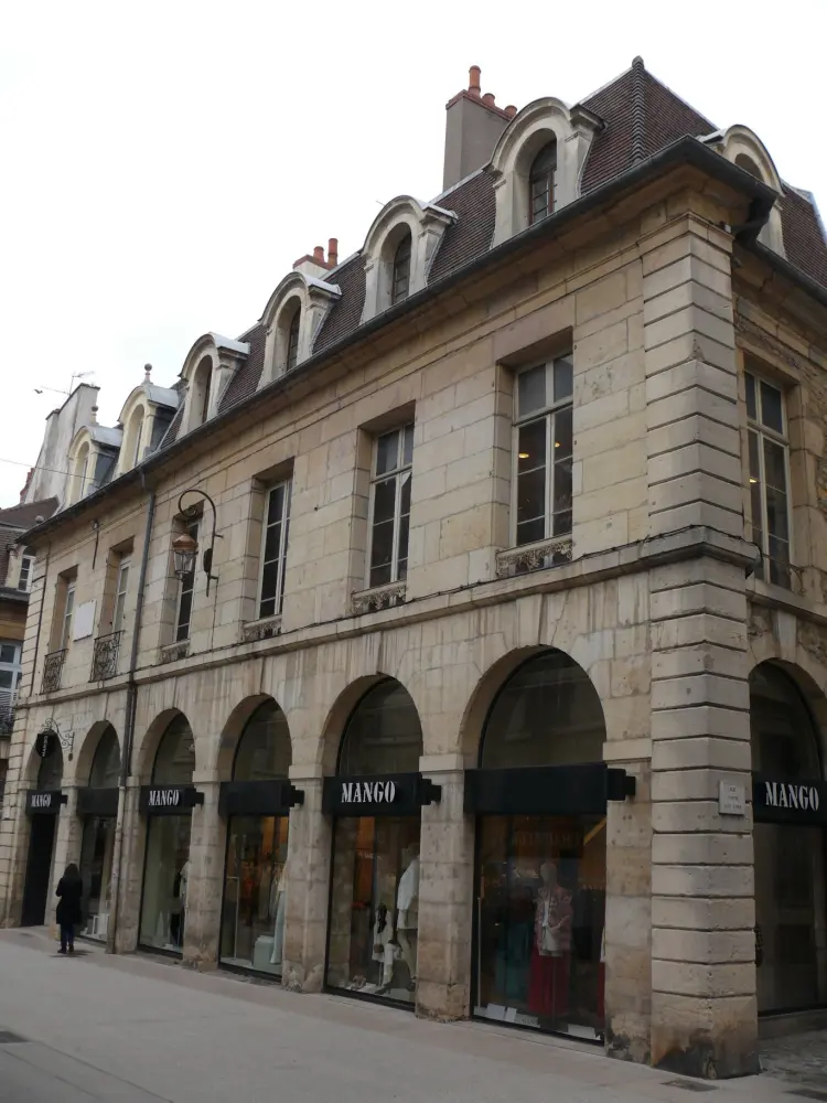 Foto de Edificio - Sous licence Creative Commons (https://creativecommons.org/licenses/by-sa/4.0/deed.fr) - Par Peter17 - © Creative Commons (https://creativecommons.org/licenses/by-sa/4.0/deed.fr)