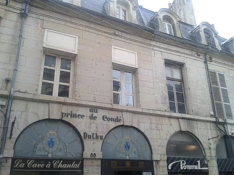 Foto de Edificio - Patrice78500 - © Creative Commons (https://creativecommons.org/licenses/by-sa/4.0/deed.fr)