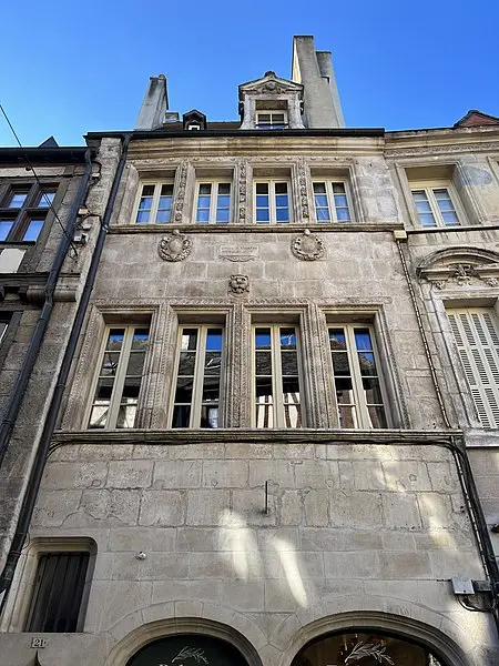 Foto de Edificio - Chabe01 - © Creative Commons (https://creativecommons.org/licenses/by-sa/4.0/deed.fr)