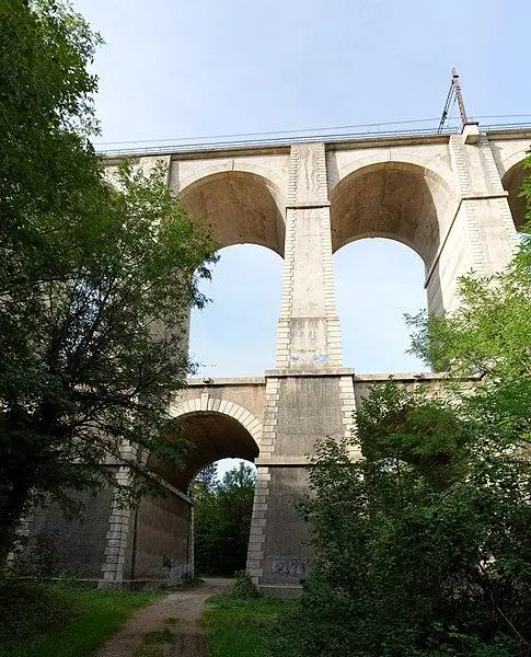 Foto von End Viaduct (auch in der Gemeinde Velars-sur-touche) - François de Dijon - © Creative Commons (https://creativecommons.org/licenses/by-sa/4.0/deed.fr)
