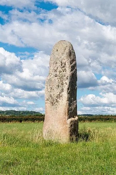 Foto de Menhir dice que Grande o Pierre-Saine-Christine - CrlNvl - © Creative Commons (https://creativecommons.org/licenses/by-sa/4.0/deed.fr)