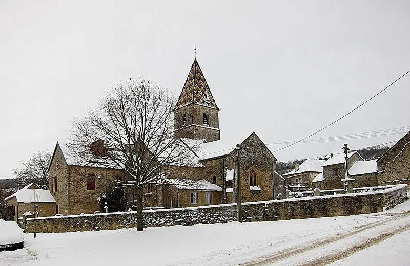 Foto von Kirche und Kreuz - Velvet - © Creative Commons (https://creativecommons.org/licenses/by-sa/4.0/deed.fr)