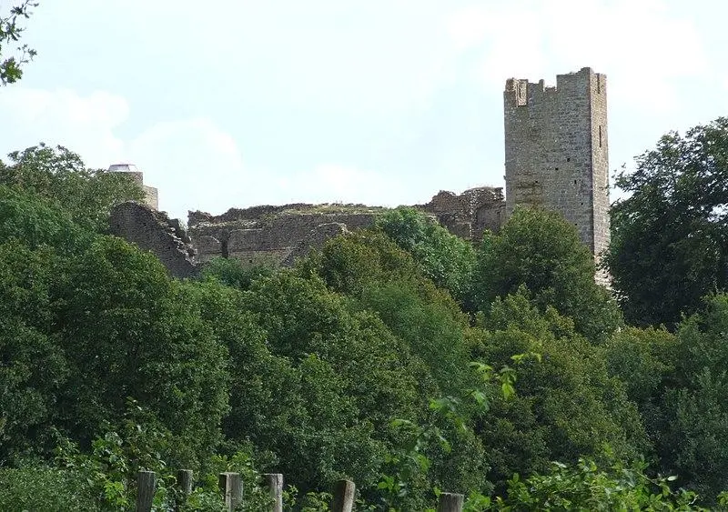Foto von Thil Castle (Ruinen) - Christophe.Finot - © Creative Commons (https://creativecommons.org/licenses/by-sa/4.0/deed.fr)