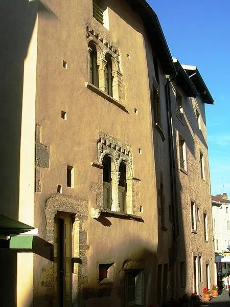 Foto von Romaneske Haus und Gothic House - Jan Sokol - © Creative Commons (https://creativecommons.org/licenses/by-sa/4.0/deed.fr)