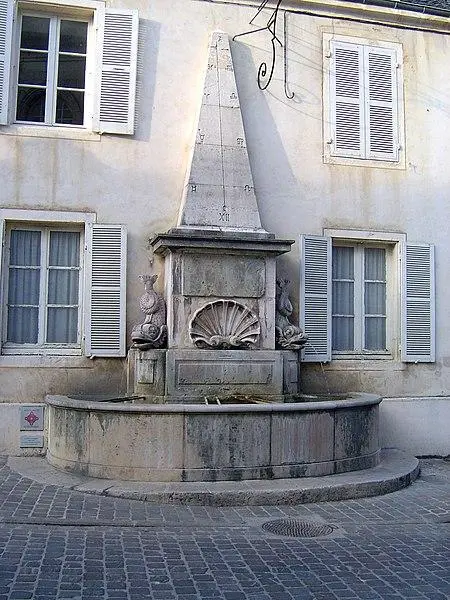 Foto von Delfine Brunnen - Claude Duroy - © Creative Commons (https://creativecommons.org/licenses/by-sa/4.0/deed.fr)