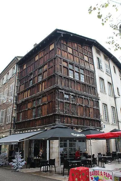Photo de Immeuble dit La maison de Bois - Chabe01 - © Creative Commons (https://creativecommons.org/licenses/by-sa/4.0/deed.fr)