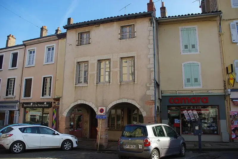 Foto von Gebäude in Arkaden - Clément Bucco-Lechat - © Creative Commons (https://creativecommons.org/licenses/by-sa/4.0/deed.fr)