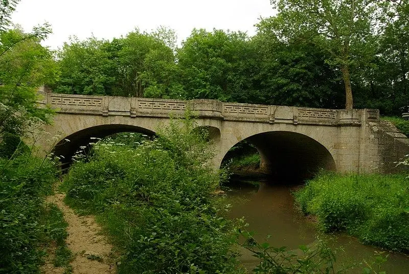 Foto de Pont dit Pont de Pierre (también en Commune of Perrigny) - Eurasia21eu - © Creative Commons (https://creativecommons.org/licenses/by-sa/4.0/deed.fr)