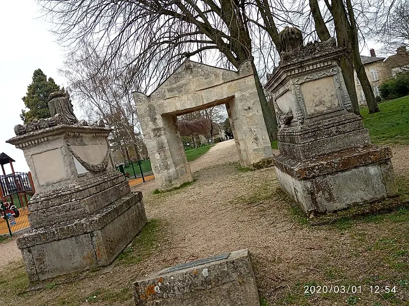 Foto di Cimitero di ClaMart - PoSOL120 - © Creative Commons (https://creativecommons.org/licenses/by-sa/4.0/deed.fr)