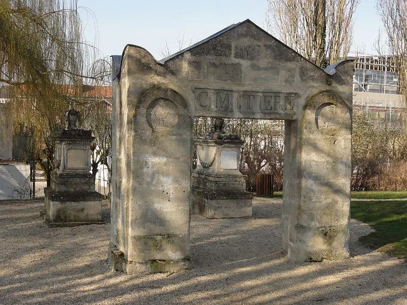 Foto di Cimitero di ClaMart - P.poschadel - © Creative Commons (https://creativecommons.org/licenses/by-sa/4.0/deed.fr)