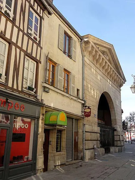 Foto di Edifici - P.poschadel - © Creative Commons (https://creativecommons.org/licenses/by-sa/4.0/deed.fr)