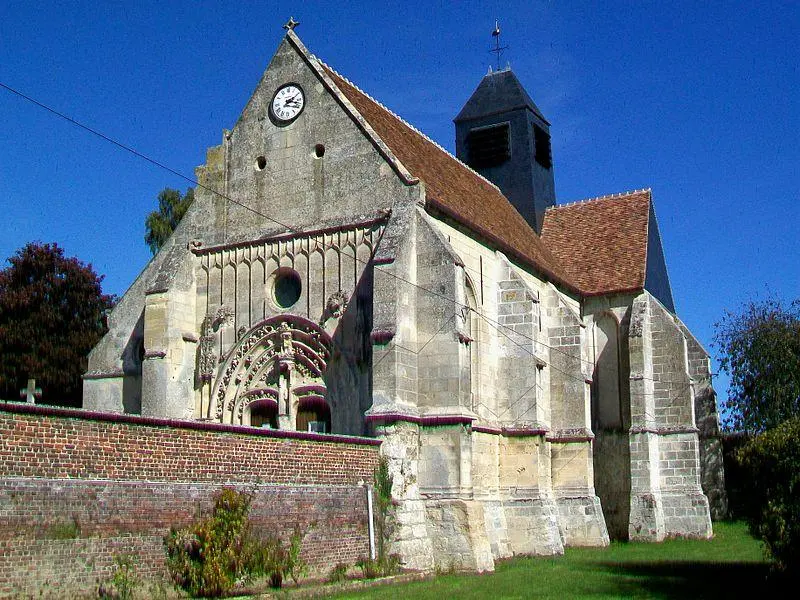 Foto von Kirche und der attraktive Friedhof - P.poschadel - © Creative Commons (https://creativecommons.org/licenses/by-sa/4.0/deed.fr)