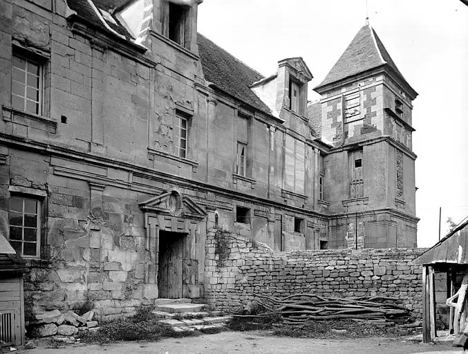 Foto von Haus vor der Kirche - POP Plateforme Ouverte du Patrimoine / Base Mérimée - © Ministère de la Culture (France), Médiathèque du patrimoine et de la photographie, diffusion RMN-GP
