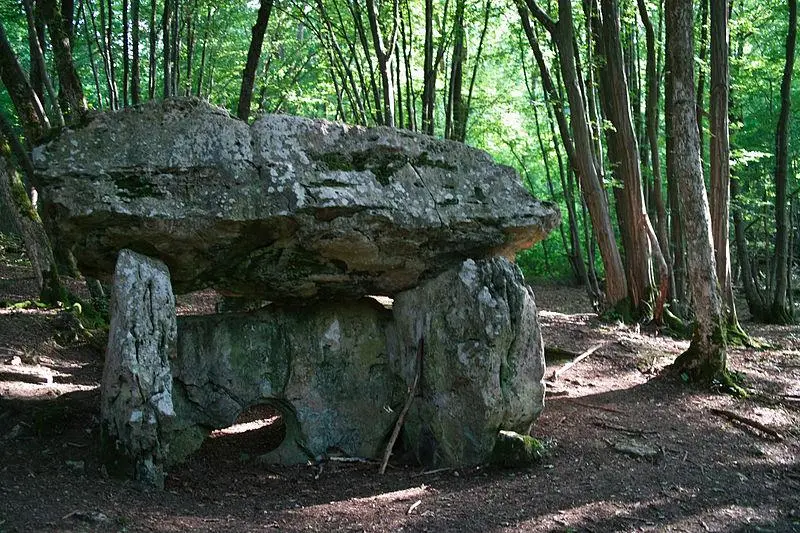 Foto di Dolmen di Trois-Pierres - JclR - © Creative Commons (https://creativecommons.org/licenses/by-sa/4.0/deed.fr)