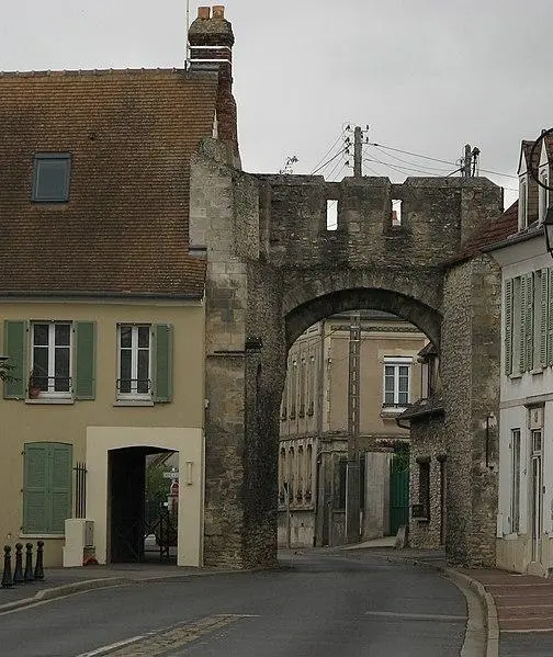 Foto di Porta fortificata - Davitof - © Creative Commons (https://creativecommons.org/licenses/by-sa/4.0/deed.fr)