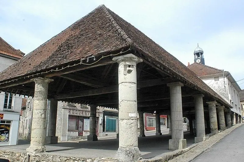 Foto von Hallen und Rathaus - Jpduburcq - © Creative Commons (https://creativecommons.org/licenses/by-sa/4.0/deed.fr)