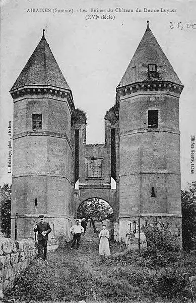 Foto di Old Castle of the Dukes of Luynes o Challenie - (Numérisation) Paul VASSEUR + (Mise en ligne) Mark - © Creative Commons (https://creativecommons.org/licenses/by-sa/4.0/deed.fr)