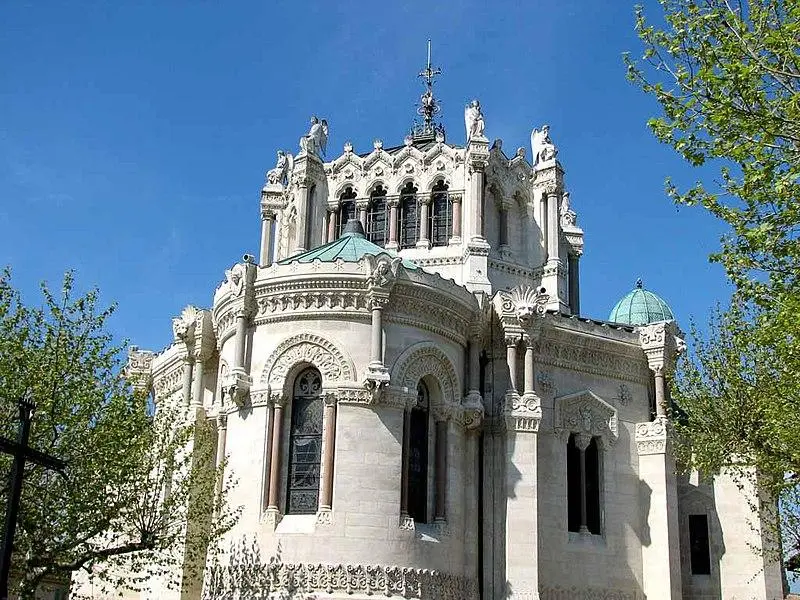 Foto di Chiesa (vecchio) e basilica - Paul C. Maurice - © Creative Commons (https://creativecommons.org/licenses/by-sa/4.0/deed.fr)