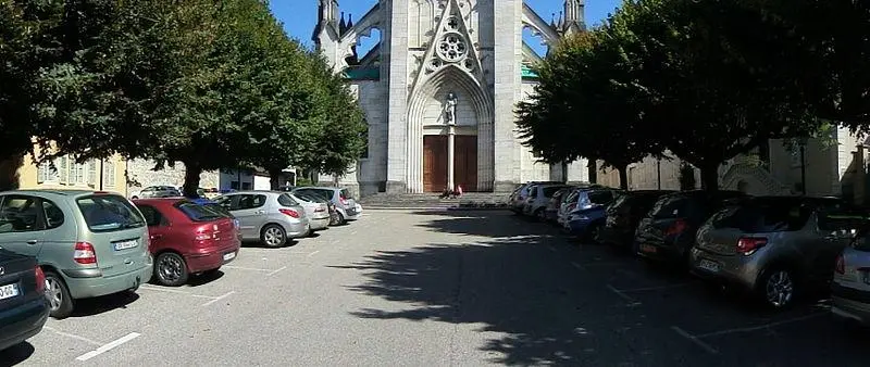 Foto von Place de la Cathedral Saint-Jean - Benoît Prieur (1975–) Autres noms Nom de naissance - © Creative Commons (https://creativecommons.org/licenses/by-sa/4.0/deed.fr)