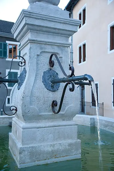 Foto di Fontana - Ludovic Péron - © Creative Commons (https://creativecommons.org/licenses/by-sa/4.0/deed.fr)