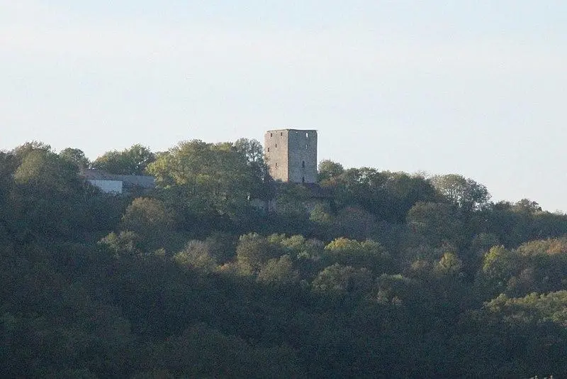 Foto de Dungeon of Buenc (ruinas) - Thierry de Villepin - © Creative Commons (https://creativecommons.org/licenses/by-sa/4.0/deed.fr)