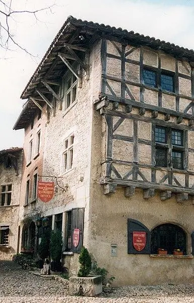 Foto von Gebäude namens Hostellerie du Vieux Pérouges - Auteur inconnu - © Creative Commons (https://creativecommons.org/licenses/by-sa/4.0/deed.fr)