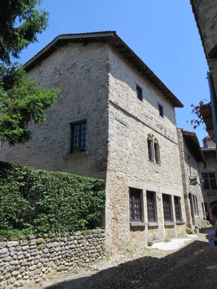 Foto von Gebäude namens House Falconnet - Sous licence Creative Commons (https://creativecommons.org/licenses/by-sa/4.0/deed.fr) - Par BUFO88 - © Creative Commons (https://creativecommons.org/licenses/by-sa/4.0/deed.fr)