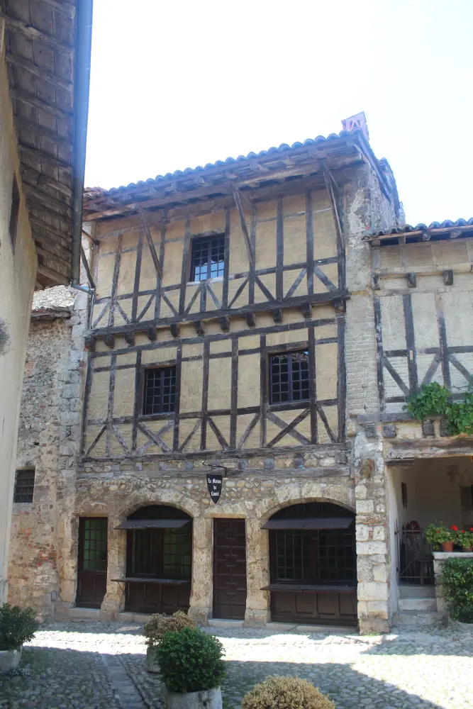 Foto von Tacani House - Sous licence Creative Commons (https://creativecommons.org/licenses/by-sa/4.0/deed.fr) - Par Chabe01 - © Creative Commons (https://creativecommons.org/licenses/by-sa/4.0/deed.fr)