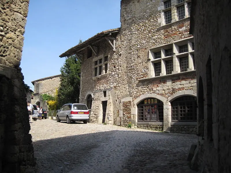 Foto de Casa ubicada frente a la puerta de arriba - Arnaud 25 - © Creative Commons (https://creativecommons.org/licenses/by-sa/4.0/deed.fr)