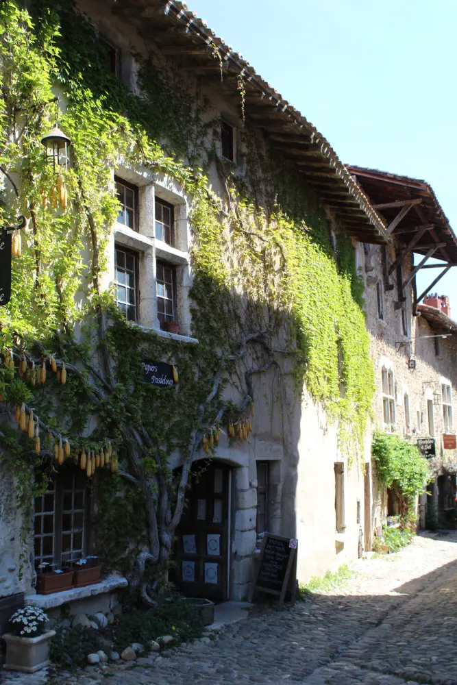 Foto von Haus und Wälle - Sous licence Creative Commons (https://creativecommons.org/licenses/by-sa/4.0/deed.fr) - Par Chabe01 - © Creative Commons (https://creativecommons.org/licenses/by-sa/4.0/deed.fr)