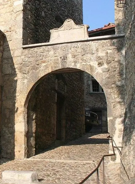 Foto von Unten - France_0907_Perouges-53.jpg: Paul Gillinderivative - © Creative Commons (https://creativecommons.org/licenses/by-sa/4.0/deed.fr)