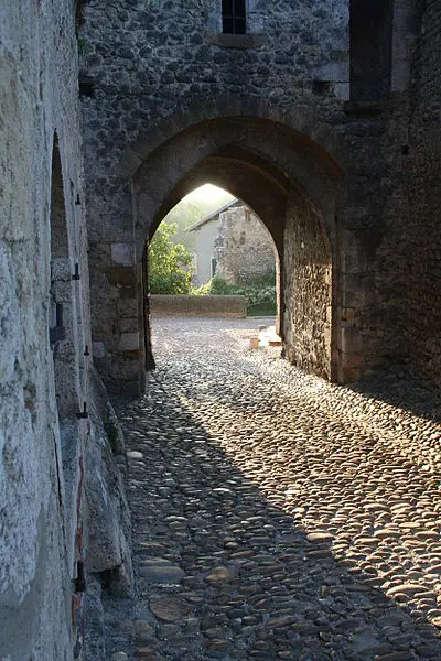 Picture of Porte in the surrounding wall called up and barbican substructures - Paul Gillin - © Creative Commons (https://creativecommons.org/licenses/by-sa/4.0/deed.fr)