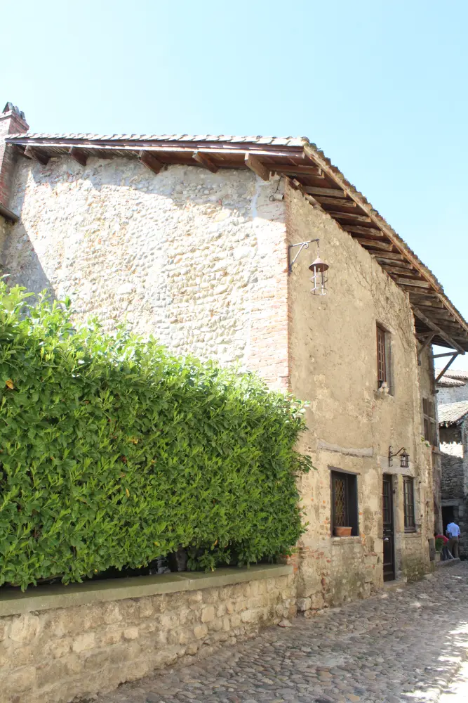Foto de Muguestre contigua a un edificio - Sous licence Creative Commons (https://creativecommons.org/licenses/by-sa/4.0/deed.fr) - Par Chabe01 - © Creative Commons (https://creativecommons.org/licenses/by-sa/4.0/deed.fr)