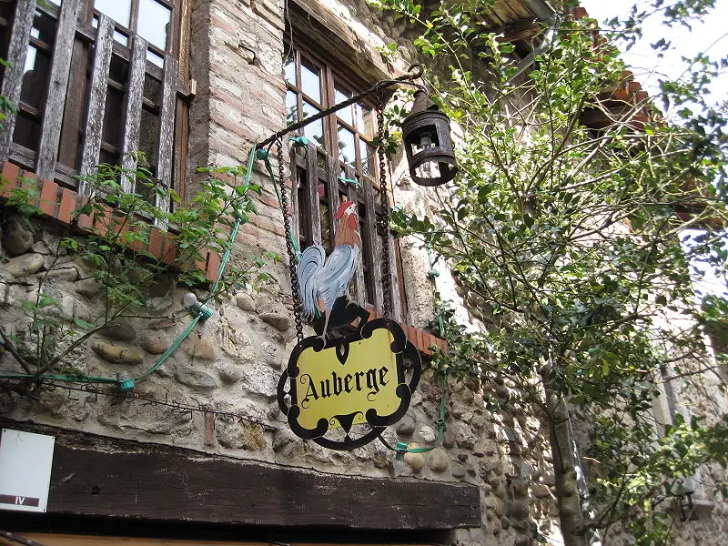 Foto von Rampart neben einem Gebäude namens Moschard House - Arnaud 25 - © Creative Commons (https://creativecommons.org/licenses/by-sa/4.0/deed.fr)