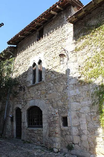 Foto von Rampart neben einem Gebäude namens Moschard House - Chabe01 - © Creative Commons (https://creativecommons.org/licenses/by-sa/4.0/deed.fr)