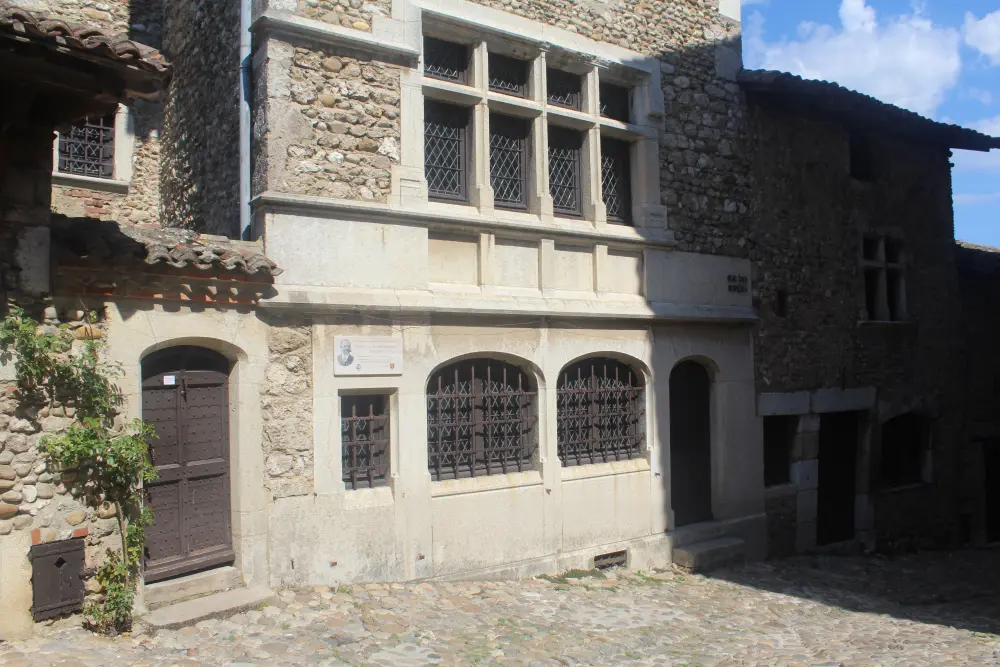 Foto von Nadel angrenzenden Gebäuden - Sous licence Creative Commons (https://creativecommons.org/licenses/by-sa/4.0/deed.fr) - Par Chabe01 - © Creative Commons (https://creativecommons.org/licenses/by-sa/4.0/deed.fr)
