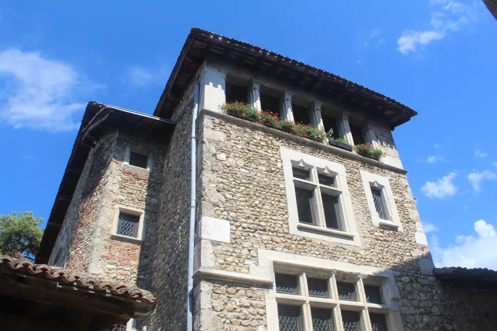 Foto von Nadel angrenzenden Gebäuden - Sous licence Creative Commons (https://creativecommons.org/licenses/by-sa/4.0/deed.fr) - Par Chabe01 - © Creative Commons (https://creativecommons.org/licenses/by-sa/4.0/deed.fr)